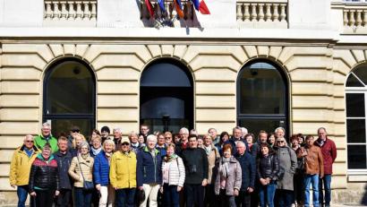 Bild: exb/Gerhard Buettner
Die Weidener Reisegruppe mit Bürgermeister Alan Levi (Bildmitte) vor dem „Hotel de Ville“. Den Besuch sahen sie sich auf Video an.