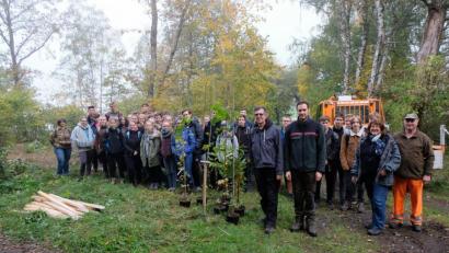 Bild: le
Beispielhafte Pflegearbeiten leisten unter Anleitung von Diplombiologin Mathilde Müllern und Forstamtmann Sebastian Höller die Neustädter Gymnasiasten in der gemeindlichen Waldabteilung "Kriegsturm" an der Straße zwischen Pauschendorf und Boxdorf.