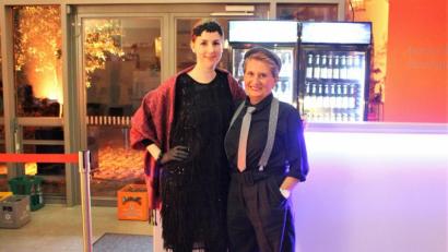 Bild: dwi
Julia Riß (links), die ab Januar 2020 die Museumsleitung übernimmt, zeigt sich mit Mitarbeiterin Dagmar Lehner im typischen Gewand der Goldenen Zwanziger bei der langen Museumsnacht.