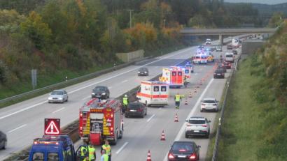 Bild: exb/THW Nabburg
Bei drei aufeinanderfolgenden Karambolagen auf der A 93 wurden am Freitag 19 Personen leicht verletzt.