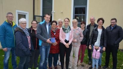 Bild: jr
Eine Gruppe der CSU um Ortsvorsitzenden und Bürgermeisterkandidat Andreas Malzer (Vierter von links) besichtigte das Seniorenzentrum Theresianum. Erwartet wurden die Besucher von Direktorin Lisa Zang (Sechste von rechts) und Pflegedienstleiterin Henrike Neumann (Fünfte von rechts).