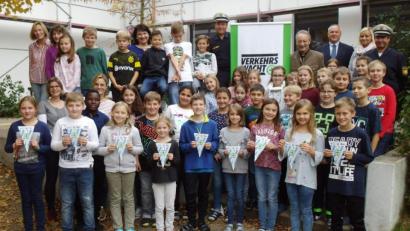 Bild: u
Ein Top-Ergebnis erzielten die 37 Viertklässler der GS Freudenberg. Sie bestanden alle die Radfahrprüfung, neun von ihnen (vorne) schafften einen Ehrenwimpel. Es gratulierten: Rektorin Gabriele Krettner (hinten links), PHK Horst Strehl (hinten rechts), PHK Harald Heselmann (hinten Dritter von links), die Lehrerinnen Ingrid Augsberger (2. Reihe links) und Martina Frühwirth (Zweite Reihe Dritter von links), Verkehrswachtvors. Gernot Schötz (hinten Vierter von rechts), Sparkassenvertreter Johann Luschmann (hinten Dritter von rechts), Gemeinderätin Barbara Gerl (hinten Zweite von links) und Elternbeirätin Ramona Beyerlein (hinten Zweite von rechts).