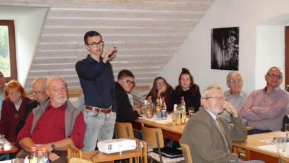 Bild: exb
Florian Dick, Jugendbürgermeister aus Waldershof, erläutert die Struktur, Aufgaben und Projekte des Jugendparlaments.