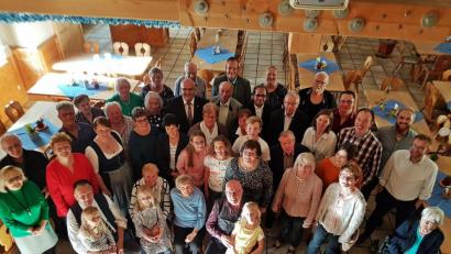 Bild: enz
Ernestine Schnurrer (erste Reihe, sitzend, Dritte von rechts) feierte im Adamhof ihren 90. Geburtstag