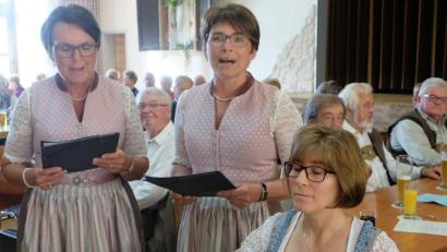 Bild: ohr
Der „Dachelhofer Dreigesang“ (von links) mit Hedwig, Elisabeth und Klara (Zither) sang sich mit bodenständigem Liedgut in die Herzen des Publikums.