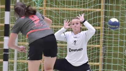 Bild: zg
Die Naabtaler Spielertrainerin Kerstin Weh (zwölf Tore) erzielt in dieser Szene eines ihrer fünf Siebenmeter-Tore gegen die junge Amberger Torhüterin Laura Porst.