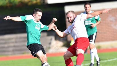 Bild: A. Schwarzmeier
Die SpVgg Vohenstrauß (weiße Trikots) und der SV Plößberg trennten sich am Sonntag torlos.