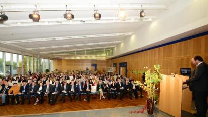 Bild: bey
BRK-Bezirksgeschäftsführer Mario Drexler (am Rednerpult) begrüßt in der Neustädter Stadthalle die Festgäste beim Festakt zum 50jährigen Jubiläum der BRK-Berufsfachschule für Altenpflege und Altenpflegehilfe.