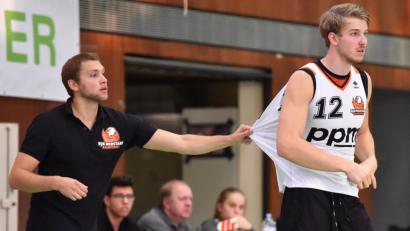 Bild: af
Ein symbolisches Bild, auch wenn es gegen Goldbach nur um einen Wechsel ging. Beim sehr emotional verlaufenden Auswärtsspiel bei Don Bosco Bamberg muss Neustadts Coach Stefan Merkl (links) seine Spieler beruhigen. Mit Erfolg: Die DJK gewinnt erstmals seit fünf Jahren beim Dauerrivalen.