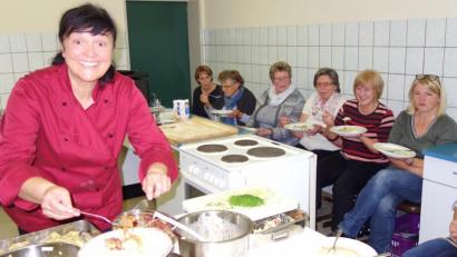 Bild: fjo
Hauswirtschaftmeisterin Monika Schnupfhagn (stehend) zieht zum Kochabend der Siedlergemeinschaft Interessentinnen aus dem gesamten Altlandkreis nach Waidhaus an.