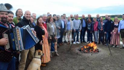 Bild: Kunz
Alle blicken in die Kamera. Nur der Hund von Georg Erl passt auf, dass das Feuer nicht ausgeht.