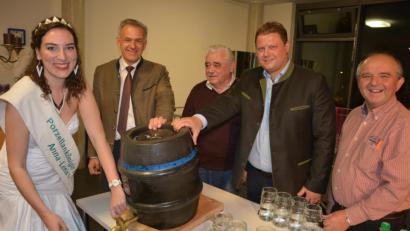 Bild: jr
Porzellankönigin Anna-Lena I. zapfte das erste Fass Zoiglbier an. Mit im Bild (von rechts) Hans Wölfl, Stefan Grillmeier und Hans Stingl (alle Förderverein Museumslandschaft) sowie Bürgermeister Roland Grillmeier.