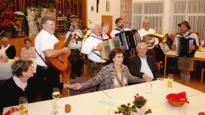 Bild: Hirsch
„Wir san vom Wold dahoam“ sangen die „Selberg`stricktn“, die „Schneidign“ und das „Kolmklang Duo“ bei der Sitzweil im Pfarrheim Dachelhofen.