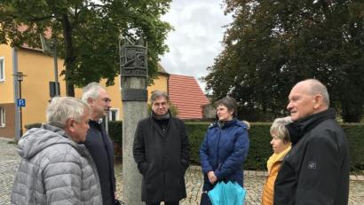 Bild: sei
Die Manteler Sozialdemokraten informieren sich bei einem Rundgang in Luhe über die Umsetzung der Ortserneuerung.