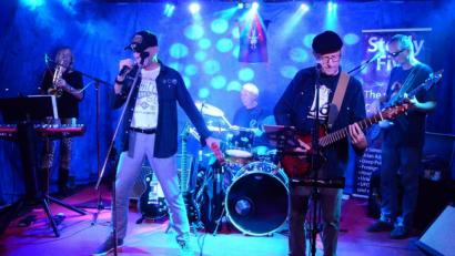 Bild: Kunz
Die Regensburger Combo spielte Notenwerke von Foreigner bis Elvis Presley.