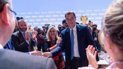 Bild: Peter Kneffel/dpa
Parteifreunde gratulieren Markus Söder zur Wiederwahl.
