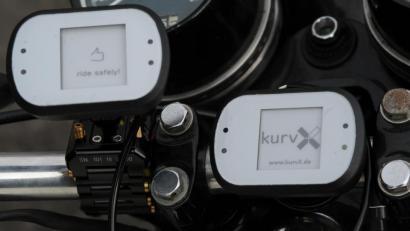 Bild: gf
Gerade einmal 6 x 8 cm mißt der „kurvXtrainer“, der im Sichtfeld des Motorradfahrers montiert, auf das Bike kalibriert wird und möglicher gefährlicher Schräglage rechtzeitig akustische und optisch warnt.