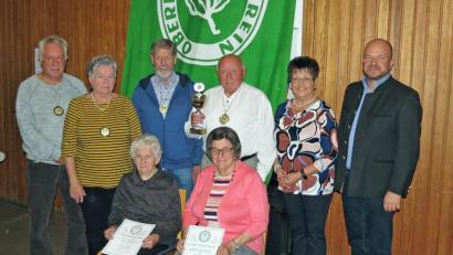 Bild: Dobmeier
Seine fleißigsten Wanderer ehrte der OWV Rothenstadt mit Medaillen. Nik Ertl war der älteste Wanderer und erhielten den Wanderpokal zum dritten Mal und eine Gold-Medaille überreicht. Wilfriede Mayer (sitzend links) ist 50 Jahre beim OWV und Rita Kloiber 15 Jahre (sitzend rechts).