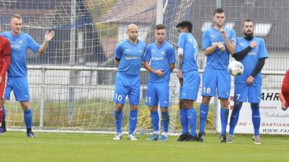 Bild: Hubert Ziegler
Der Raigeringer Benedikt Herbrich (rechts) zirkelte in der 15. Minute einen direkten Freistoß über die Vilsecker Abwehrmauer zur 2:0-Führung ins Netz.