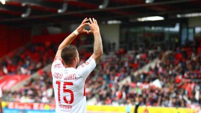 Bild: Sascha Janne
Zum 130-jährigen Jubiläum schenkt Kapitän Marco Grüttner dem SSV Jahn einen Dreier und den Fans ein Herzchen.