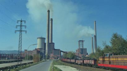 Bild: exb/Georg Wickles
or neun Jahrzehnten wurde mit dem Bau des Kraftwerks an der Naab bei Dachelhofen begonnen, im Jahr 2002 hat man die riesige Anlage stillgelegt und danach zum Teil gesprengt. Viele Jahre lang wurde das Werk mit Braunkohle aus Wackersdorf betrieben.