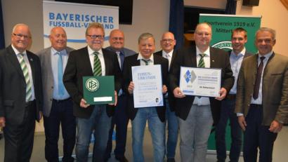 Bild: jr
Hohe Auszeichnungen erhielt der SV Mitterteich vom Deutschen und Bayerischen Fußballverband. Die Krönung war die Verleihung des Gütesiegels „Die Silberne Raute“. Im Bild (von links) Kreisvorsitzender Siegfried Tabbert, Kreisehrenamtsbeauftragter Martin Braun, Zweiter Vorsitzender Gerhard Greim, Kreisspielleiter Peter Kemnitzer, Vorsitzender Roland Eckert, Kreisjugendleiter Thomas Fuchsstadt, Dritter Vorsitzender Jürgen Fick, BLSV-Kreisvorsitzender Andreas Malzer und Bürgermeister Roland Grillmeier.