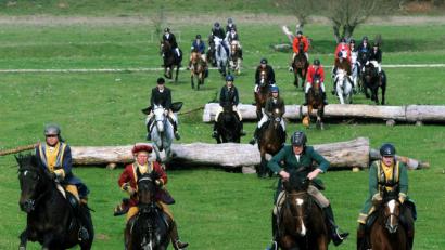 Bild: gf
Da kommen sie im vollen Galopp mit ihrem Jagdherrn Claus Hermann (Zweiter von links) ganz vorne im Tross und überwinden mit schneidigen Sprüngen die zahlreichen Hindernisse, die diese Veranstaltung bei Atzlricht und auf dem ehemaligen Standortübungsplatz Fuchsstein durchaus anspruchsvoll für Mensch und Tier machen.
