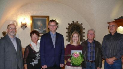 Bild: kgg
WKK-Vorsitzender Andreas Sagstetter (Dritter von links) zeichnete Stephanie Schicker (Dritte von rechts) für 25-jährige Mitgliedschaft aus. Mit im Bild (von links) Johannes Röttges und Brigitte Kliebhan sowie (von rechts) Bernhard Lux und Helmut Manske.