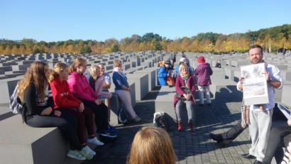 Bild: exb
Die Führung am Mahnmal für die Opfer des Holocaust hinterließ bei den Jugendlichen starken Eindruck.