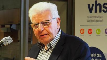 Bild: Bühner
Professor Heinrich Oberreuter im Vortrag in der Aula der VHS in Weiden
