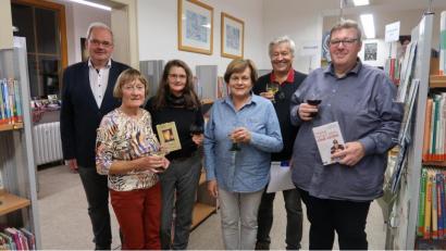 Bild: bsc
Glückwünsche zum dritten Wein-Lese-Abend überbrachte auch Bürgermeister Gottfried Härtl (links). Er dankte den Autoren Reinhard Stummreiter und Dieter Schraml (von rechts) sowie Gudrun Müller (Dritte von links) für ihre ausgezeichneten Darbietungen. Sein Dank galt aber auch dem Büchereiteam mit Monika Seidel (Zweite von links) und Gabi Härtl (Dritte von rechts) für die Vorbereitungen und Organisation des Abends.