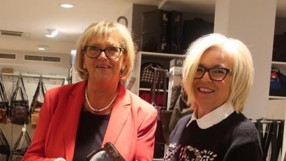 Bild: Hirsch
Die Stadt lässt 5000 Papiertüten mit der Aufschrift "Heimatshoppen" verteilen in der Hoffnung, dass sie die Kunden reichlich füllen werden.