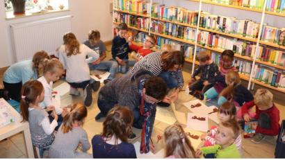 Bild: rpp
Die Kinder waren bei der Herbstaktion der Bücherei mit viel Eifer beim Basteln, Spielen und Bilderbuch anschauen dabei.