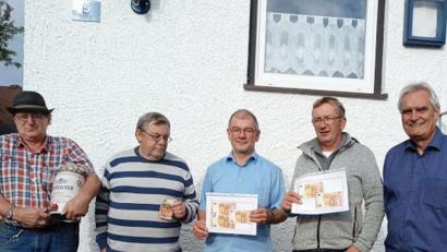 Bild: rat
Das Bild zeigt von rechts: OV-Vorsitzender Manfred Kratzer, Michael Meier (2. Platz), Bruno Voit (Sieger), Siegfried Weber (3.) sowie Helmut Plannerer (Trostpreisgewinner).