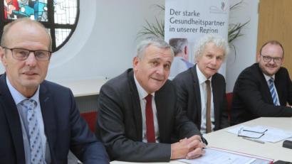 Bild: Wolfgang Steinbacher
Der 50-Millionen-Euro-Kredit fließt: Entsprechend erleichterte Gesichter sind bei der Pressekonferenz der Kliniken Nordoberpfalz AG am Montag zu sehen: (von links) Kliniken-Vorstand Josef Götz, Weidens Oberbürgermeister Kurt Seggewiß, Tirschenreuths Landrat Wolfgang Lippert und sein Amtskollege aus Neustadt, Landrat Andreas Meier.