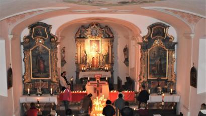 Bild: rgr
Beim Ökumenisches Taizé-Gebet in der Maria-Hilf-Kirche am Annaberg beten die Teilnehmer gemeinsam um eine friedliche Welt.
