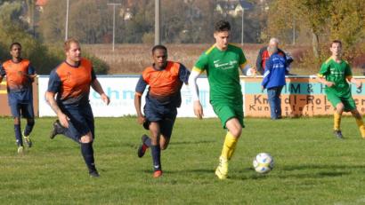Bild: gb
Diese Chance konnte Konstantin Schiffl (grünes Trikot) zwar nicht nutzen, dennoch gewann der ATSV Tirschenreuth das Stadtderby beim FSV ungefährdet mit 5:0.