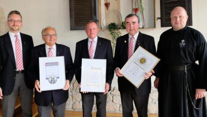 Bild: mab
Chorvorsitzender Markus Kasparides ehrt Xaver Donhauser für 40 Jahre, Alois Graf für 25 Jahre und Bernd Ulbrich für 50 Jahre Zugehörigkeit zum Männerchor (von links). Rektor Pater Lukas Temme (rechts) gratuliert ebenfalls.