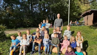 Bild: exb
Vorsitzender Michael Ebenhöch freute sich mit den Kindern über die prächtigen Exemplare.