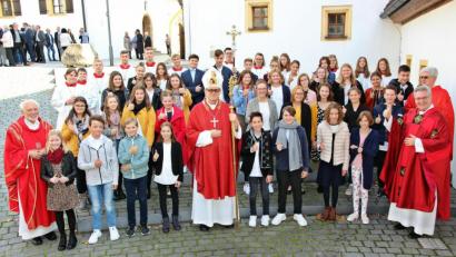 Bild: bph
36 Buben und Mädchen spendete Weihbischof Josef Graf das Sakrament der Firmung. Mit im Bild Stadtpfarrer Hannes Lorenz, Pfarrvikar Monsignore Klaus-Peter Lettner (rechts) und Ruhestandspfarrer Gottfried Rottner (links).