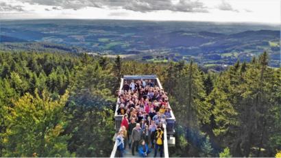 Bild: exb
Schüler Leon Duchek gelang mit seiner Drohne diese Aufnahme am Waldwipfelweg in Sankt Engelmar.