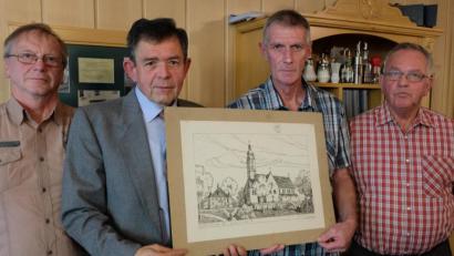 Bild: le
Mit einem geschichtlichen Rückblick wartet Präses, Pfarrer Max Früchtl in der Jahreshauptversammlung des Katholischen Männerverein auf. Dabei zeigte er auch Bilder der Pfarrkirche und des Pfarrhauses vor dem Erbauungsjahr 1912. Von links: Zweiter Vorsitzender Martin Landgraf, Pfarrer Max Früchtl, Vorsitzender Hans Eismann und Ehrenvorsitzender Helmut Weig.