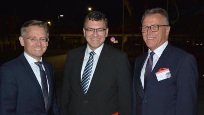 Bild: jr
Vor dem Eingangsbereich des neuen Feuerwehrgerätehaus begrüßte Bürgermeister Franz Stahl (rechts) Staatsminister Florian Herrmann (Mitte) und MdL Tobias Reiß.