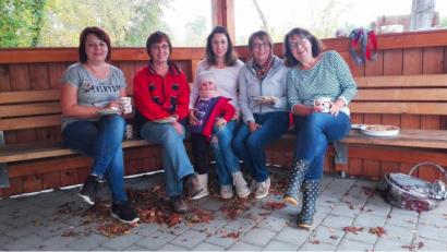 Bild: fjo
Auf tatkräftige Hilfe beim Stecken von rund 300 Tulpenzwiebeln kann Kümmerin Monika Zeitler-Kals auf Margit Kirzinger, Vera Stahl, Irmgard Schwarzmeier und Steffi Mack (von rechts) zählen.