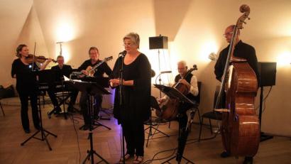 Bild: wro
Im Kapitelsaal der Burg spielte „Tangoprojekt 5“. Auf die musikalische Reise nach Buenos Aires entführten (von links) Johanna Luther, Joachim Grajer, Klaus Luther, Andrea – genannt „Bibi“ - Bibel, Janusz Skutella und Ulli Schmutzer.