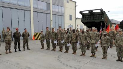 Bild: mor
Command Sergeant Major Samuel Zoker (von links), Oberst Seth Knazovich, Oberstleutnant Florian Rommel und der Hauptfeldwebel der Reserve, Andre Potzler, überreichen an die US-Soldaten der 41. US-Feldartilleriebrigade die Schützenschnüre in Bronze, Silber und Gold.