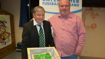 Bild: jr
Mit einer Fußball-Torte gratulierte Ligakonkurrent Kickers Selb dem SV Mitterteich zum 100-jährigen Bestehen: Kickers-Vertreter Stefan Specht (rechts) überreichte sie an SV-Vorsitzenden Roland Eckert.