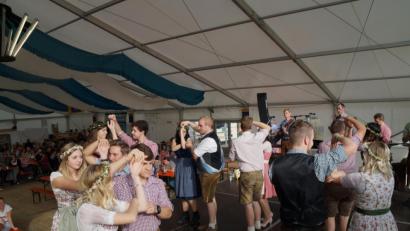 Bild: rkp
Im Festzelt führten die Kirwapaare ihre einstudierten Tänze vor. Den richtigen Sound dazu lieferte die "Thanstoiner Kirwamusi" unter der Leitung von Jürgen Lößl.