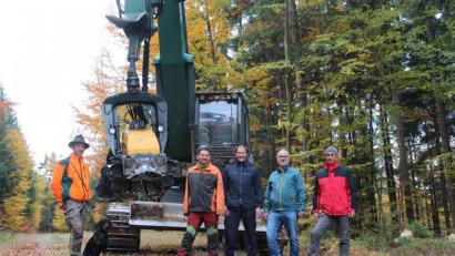 Bild: Susanne Forster
Revierleiter Oswald Hamann mit Hündin Rosa, Harvester-Fahrer Stefan Ried, Technischer Leiter des Skilanglaufzentrums, Stefan Schnurrer, stellvertretender Forstbetriebsleiter Ingo Greim, und Alfred Schöberl vom Förderverein Silberhütte (von links).