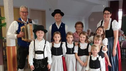 Bild: u
Bei der Hauskirwa im BRK-Seniorenheim St. Barbara sorgen wie schon oft Vereinsmusikant Franz Dolles und die Zwergerln des Heimat- und Trachtenvereins für ein stimmungsvolles Unterhaltungsprogramm (vorn, von links): Gustav Zimmermann, Maya und Marie Lang, Hannah Riß, Hanna Ries, Lotta Ries und Leonie Seifert; hinten (von links): Franz Dolles, stellvertretender Jugendleiter Tomas Svensson, Zenta Bauer und Jugendleiterin Steffi Riß.